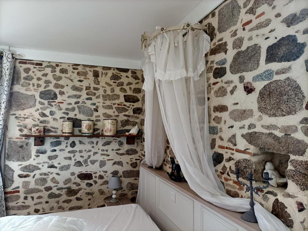 Le Manoir "Aux Douves" Bed & Breakfast Bazoges-en-Paillers Exterior foto